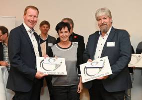 Katrin Kunert überreicht Stefan Kerk und Georg Kruse zum Abschluss ein Dankeschön für die Zusammenarbeit im Projekt