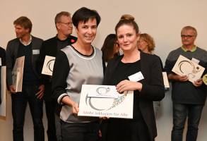 Katrin Kunert überreicht Jenni Nimz zum Abschluss ein Dankeschön für die Mitarbeit in der Steuerungsgruppe