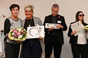 Katrin Kunert überreicht Victoria Fritzsche zum Abschluss ein Dankeschön für die Modellregion Frankfurt (Oder)
