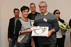 Katrin Kunert überreicht Uwe Stock zum Abschluss ein Dankeschön für die Modellregion Eutin