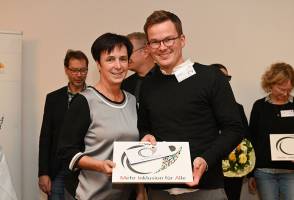 Katrin Kunert überreicht Janik Pfeiffer zum Abschluss ein Dankeschön für die Modellregion Rheinisch-Bergischer-Kreis