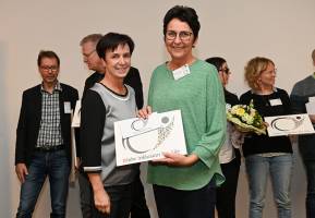 Katrin Kunert überreicht Alexandra Beckmann zum Abschluss ein Dankeschön für die Modellregion Landsberg am Lech