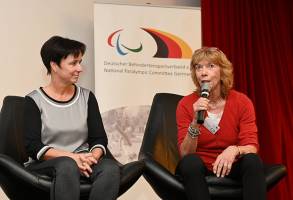 Katrin Kunert und Dr. Gudrun Doll-Tepper diskutieren auf dem Podium
