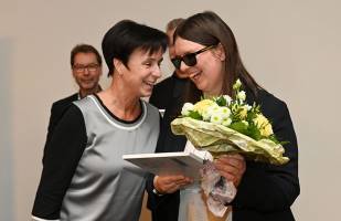 Katrin Kunert überreicht Maleike Schubert zum Abschluss ein Dankeschön für die Modellregion Bremerhaven