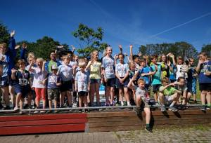 Die Teilnehmerinnen und Teilnehmer des Sportfestes im Rahmen der Kieler Woche